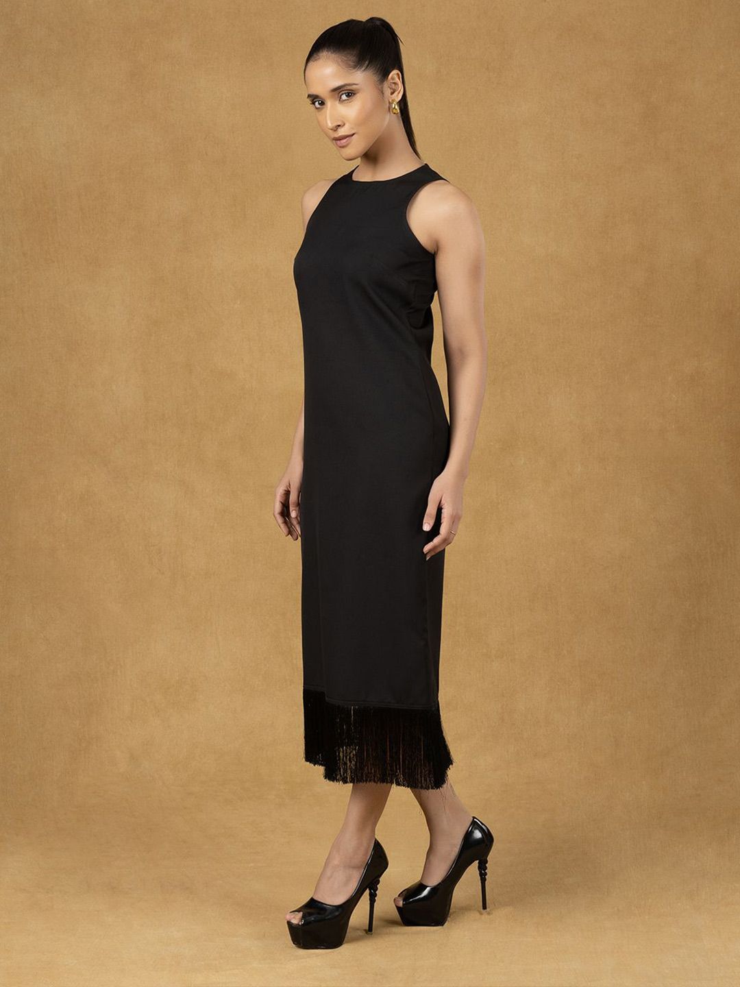 Women Black Solid Sleeveless Midi Dress